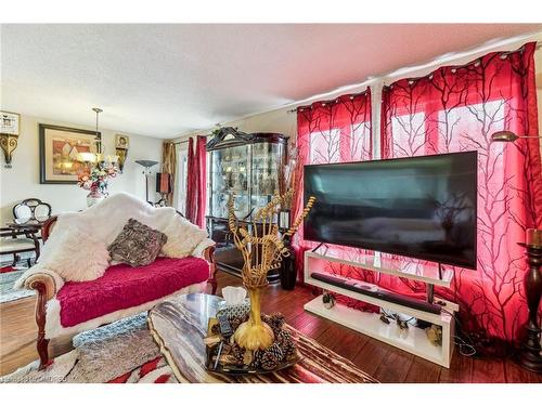 15 Beston Drive, Hamilton, ON - Indoor Photo Showing Living Room