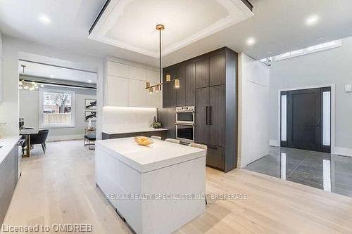 1404 Wren Avenue, Oakville, ON - Indoor Photo Showing Kitchen With Upgraded Kitchen