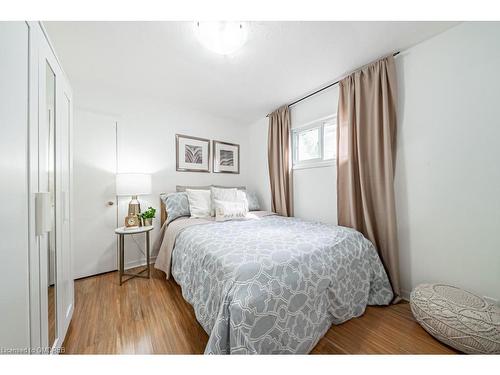 1089 Meredith Avenue, Mississauga, ON - Indoor Photo Showing Bedroom