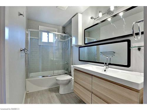 494 Barton Street E, Hamilton, ON - Indoor Photo Showing Bathroom