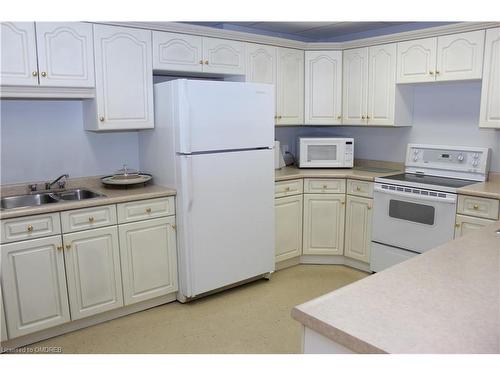 506-81 Millside Drive, Milton, ON - Indoor Photo Showing Kitchen With Double Sink