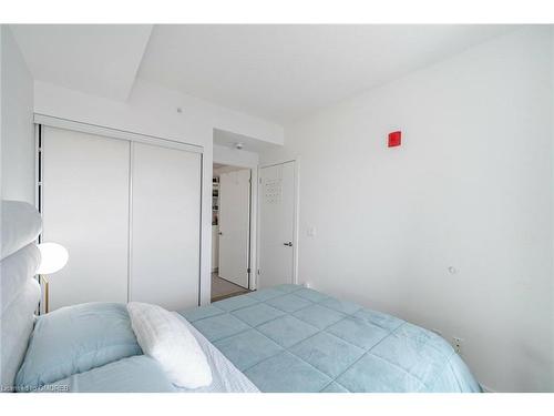 A629-5230 Dundas Street, Burlington, ON - Indoor Photo Showing Bedroom