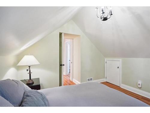 2219 Deyncourt Drive, Burlington, ON - Indoor Photo Showing Bedroom