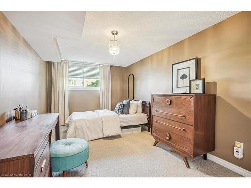 54 Hanover Place, Hamilton, ON - Indoor Photo Showing Bedroom