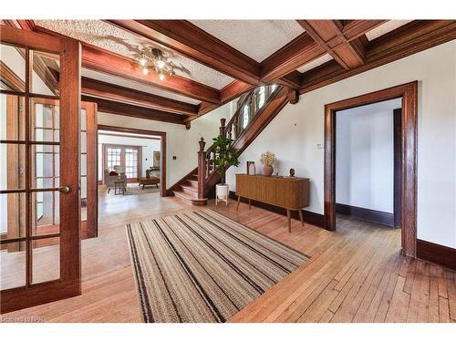 1520 Pinetree Crescent, Mississauga, ON - Indoor Photo Showing Living Room