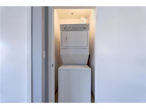 825-2490 Old Bronte Road, Oakville, ON - Indoor Photo Showing Laundry Room