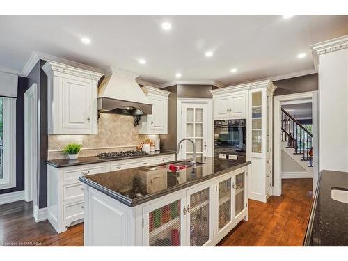 1377 Greeneagle Drive, Oakville, ON - Indoor Photo Showing Kitchen With Upgraded Kitchen