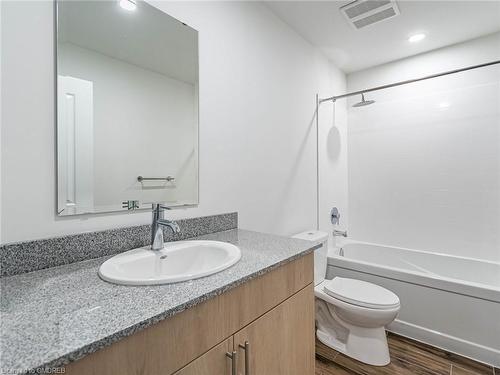401-1098 Paisley Road, Guelph, ON - Indoor Photo Showing Bathroom