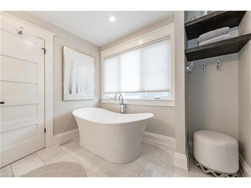 402 Pepper Drive, Burlington, ON - Indoor Photo Showing Bathroom