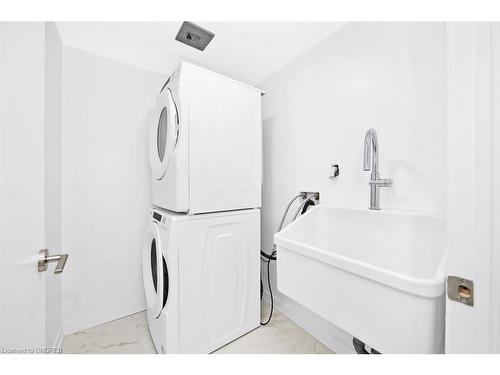 426-405 Dundas Street, Oakville, ON - Indoor Photo Showing Laundry Room