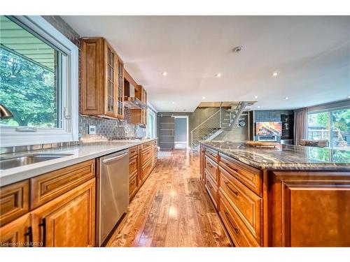 44 Royal Henley Boulevard, St. Catharines, ON - Indoor Photo Showing Kitchen With Double Sink