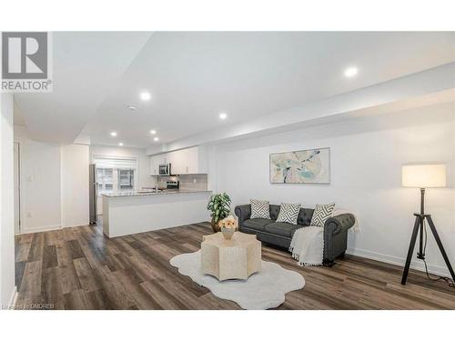 11-205 West Oak Trail, Kitchener, ON - Indoor Photo Showing Living Room