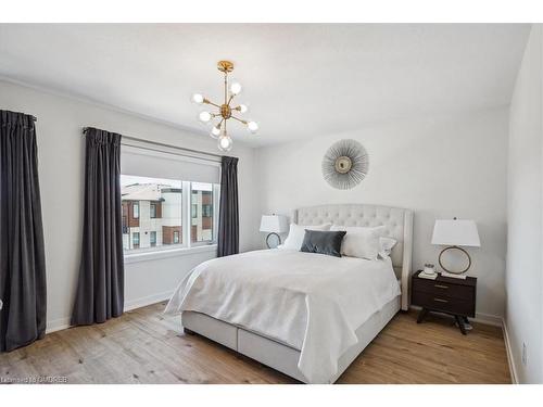13-590 North Service Road, Hamilton, ON - Indoor Photo Showing Bedroom