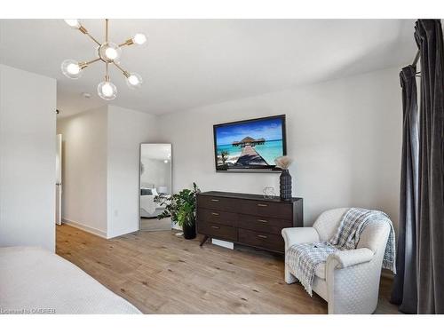 13-590 North Service Road, Hamilton, ON - Indoor Photo Showing Bedroom