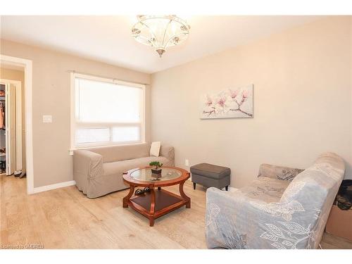 6295 Ker Street, Niagara Falls, ON - Indoor Photo Showing Living Room