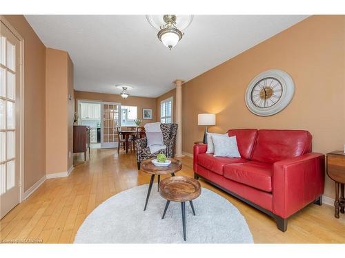 28 Gardiner Drive, Georgetown, ON - Indoor Photo Showing Living Room