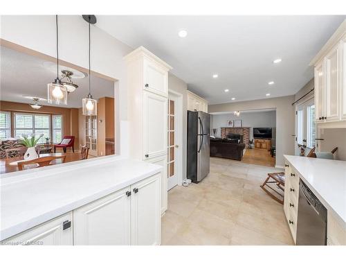 28 Gardiner Drive, Georgetown, ON - Indoor Photo Showing Kitchen With Upgraded Kitchen