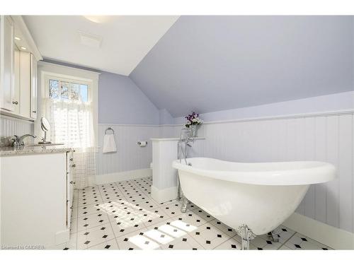 332 Woodward Avenue, Milton, ON - Indoor Photo Showing Bathroom