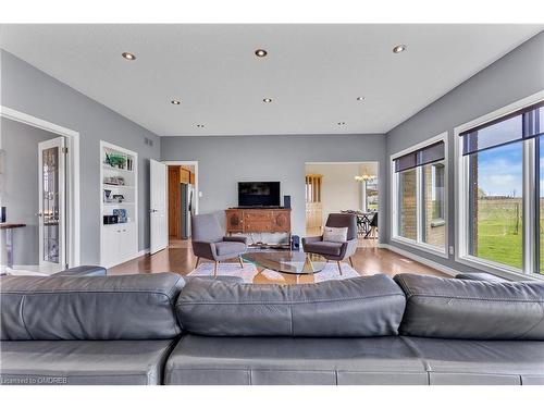 800 Watson Road S, Puslinch, ON - Indoor Photo Showing Living Room