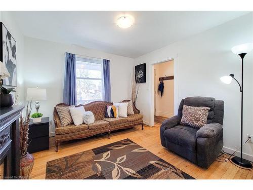 1468 Barton Street E, Hamilton, ON - Indoor Photo Showing Living Room