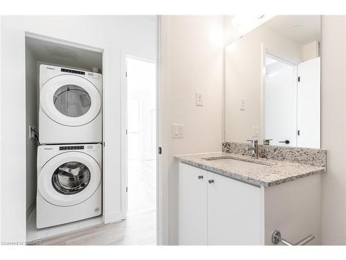 203-345 Wheat Boom Drive, Oakville, ON - Indoor Photo Showing Laundry Room