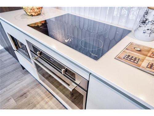 435-405 Dundas Street W, Oakville, ON - Indoor Photo Showing Kitchen