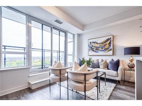 435-405 Dundas Street W, Oakville, ON - Indoor Photo Showing Living Room