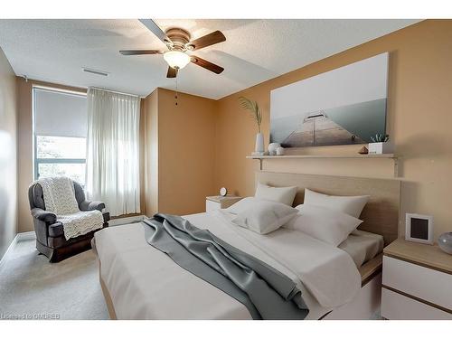 401-8 Main Street E, Dundas, ON - Indoor Photo Showing Bedroom