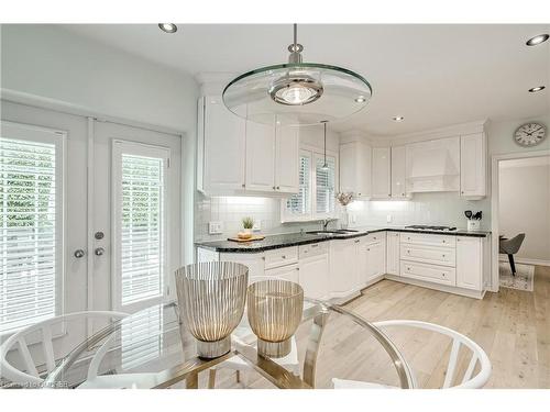 1123 Lakeshore Road E, Oakville, ON - Indoor Photo Showing Kitchen With Upgraded Kitchen