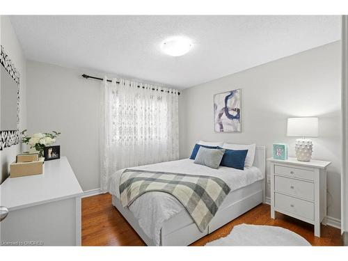 92-1542 Lancaster Drive, Oakville, ON - Indoor Photo Showing Bedroom