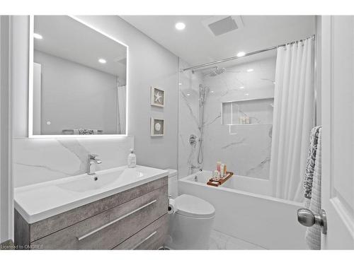 92-1542 Lancaster Drive, Oakville, ON - Indoor Photo Showing Bathroom