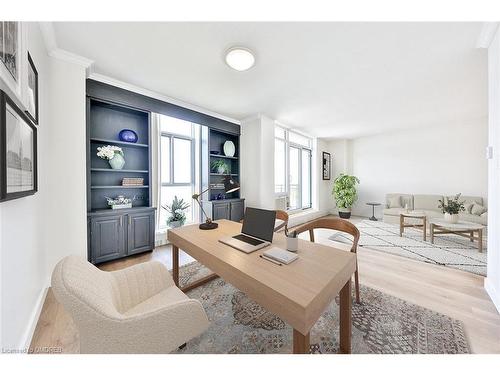 1805-5250 Lakeshore Road, Burlington, ON - Indoor Photo Showing Living Room