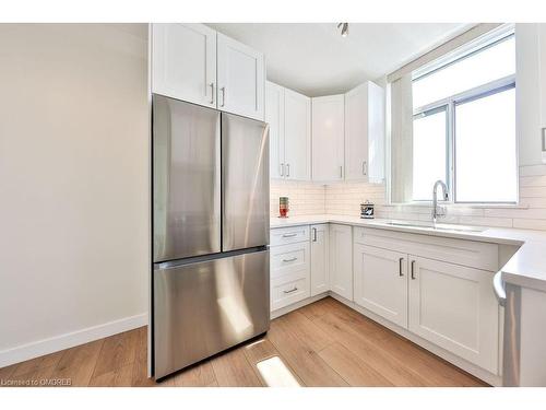 1805-5250 Lakeshore Road, Burlington, ON - Indoor Photo Showing Kitchen With Upgraded Kitchen