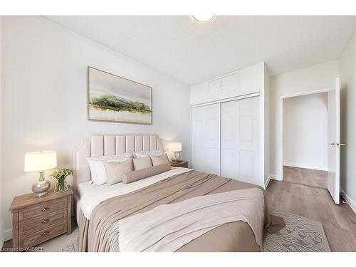 1805-5250 Lakeshore Road, Burlington, ON - Indoor Photo Showing Bedroom