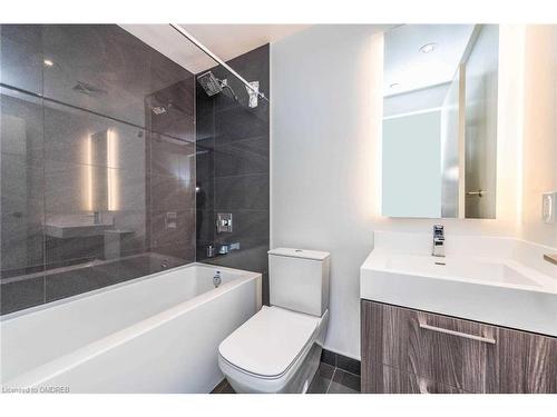 12-1 Yorkville Ave, Toronto, ON - Indoor Photo Showing Bathroom