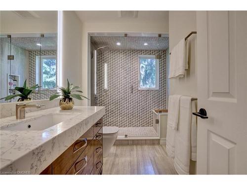 4169 Lakeshore Road, Burlington, ON - Indoor Photo Showing Bathroom