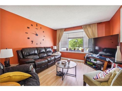 203 Commercial Street, Welland, ON - Indoor Photo Showing Living Room