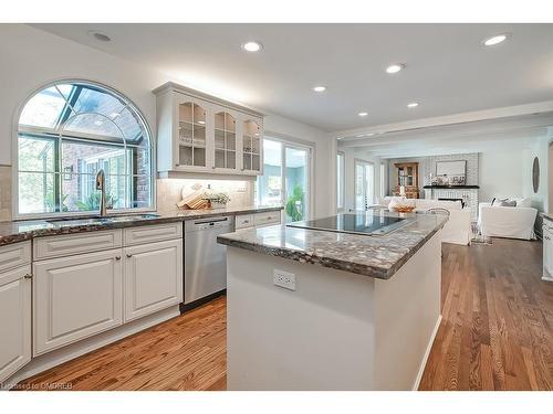 2241 Chancery Lane W, Oakville, ON - Indoor Photo Showing Kitchen With Upgraded Kitchen