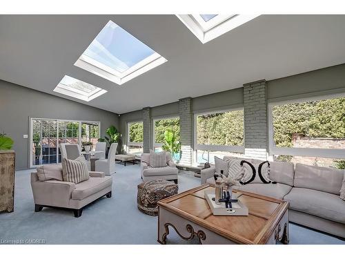 2241 Chancery Lane W, Oakville, ON - Indoor Photo Showing Living Room