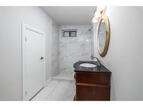 131 West Avenue N, Hamilton, ON - Indoor Photo Showing Bathroom