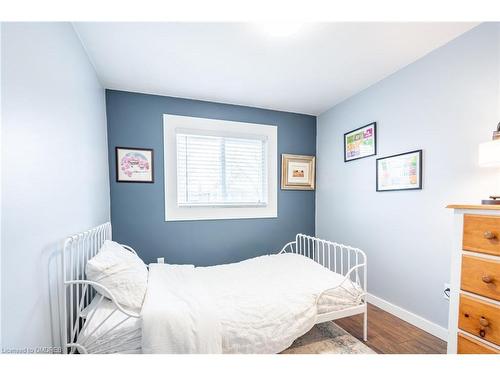 587 Wilene Drive, Burlington, ON - Indoor Photo Showing Bedroom
