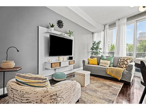 604-25 Carlton Street, Toronto, ON - Indoor Photo Showing Living Room