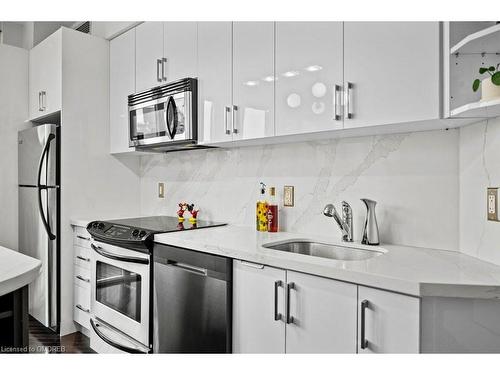 604-25 Carlton Street, Toronto, ON - Indoor Photo Showing Kitchen With Upgraded Kitchen