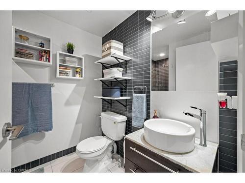 604-25 Carlton Street, Toronto, ON - Indoor Photo Showing Bathroom