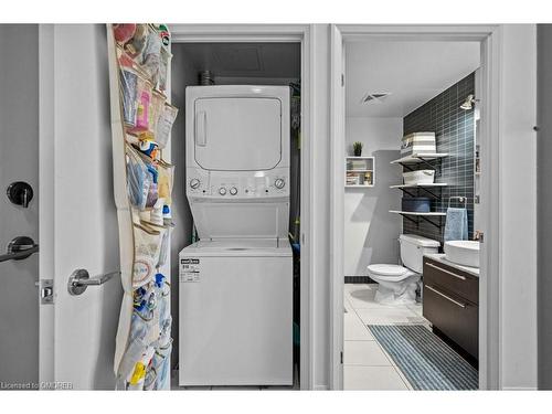 604-25 Carlton Street, Toronto, ON - Indoor Photo Showing Laundry Room