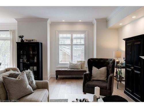 402 Martha Street, Burlington, ON - Indoor Photo Showing Living Room