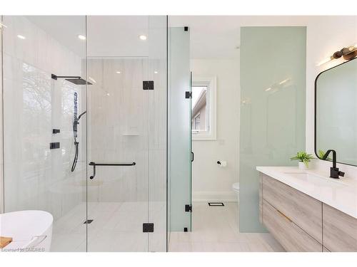 2435 Applewood Drive, Oakville, ON - Indoor Photo Showing Bathroom