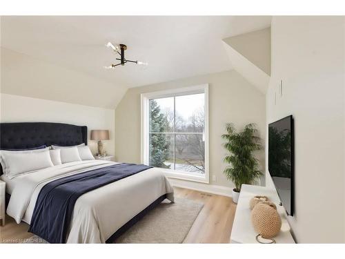 2435 Applewood Drive, Oakville, ON - Indoor Photo Showing Bedroom