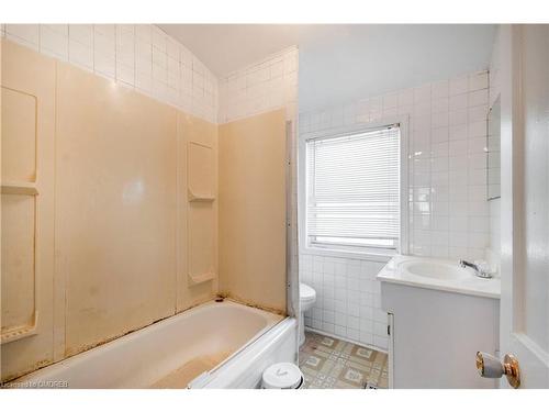 40 Greig Street, Hamilton, ON - Indoor Photo Showing Bathroom
