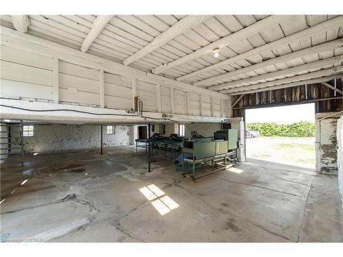 1581 Concession 2 Road, Niagara-On-The-Lake, ON - Indoor Photo Showing Garage